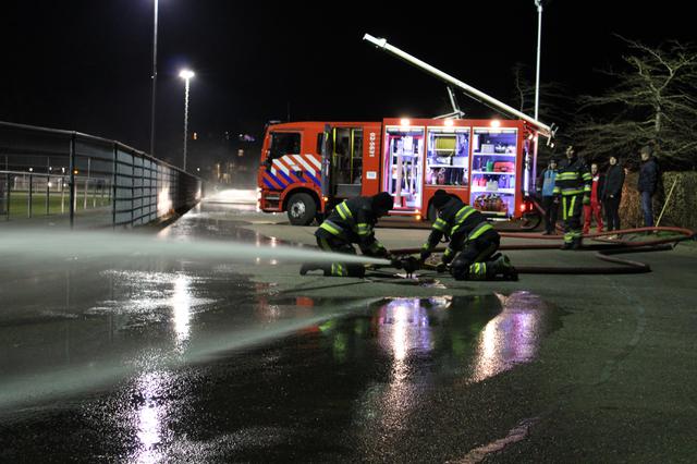 IJspret in Bolsward dankzij de hulp van de brandweer. Foto: Johan Vogelzang